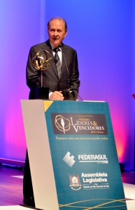 Fernando-Albrecht-divulga-a-notícia-de-que-Nelson-Eggers-recebe-Premio-Lideres-Vencedores
