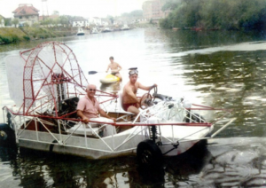 Dois homens navegam em um barco-anfíbio 