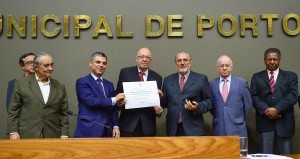 Fernando Albrecht discursa no PLenário da Câmara de Vereadores ao receber o título de cidadão de Porto Alegre 