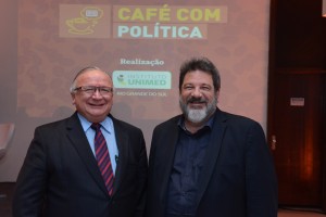 Alcides Mandelli Stumpf (diretor administrativo do Instituto Unimed/RS) e Mario Sergio Cortella. 