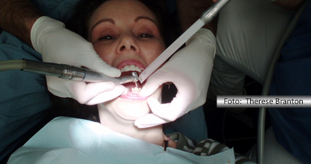 Mulher usando broca de dentista é a foto que ilustra a nota do Fernando Albrecht sobre medo de brocas