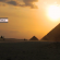 Fernando Albrecht usa Imagem das pirâmides do Egito com o céu alaranjado pelo por do sol para ilustrar sua nota sobre o enigma das pirâmides