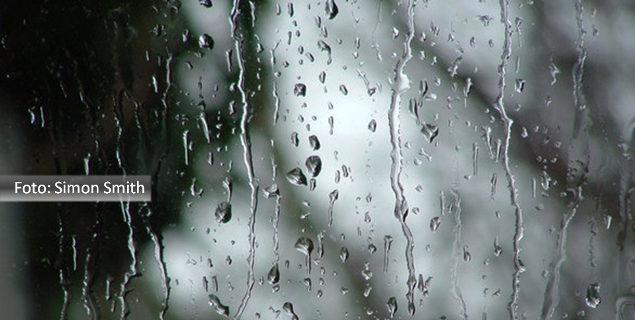 Imagem da chuva escorrendo pelo vidro de uma janela