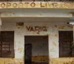 Aeroporto de Livramento em estado lamentável - prédio descascado, na frente se lê Varig