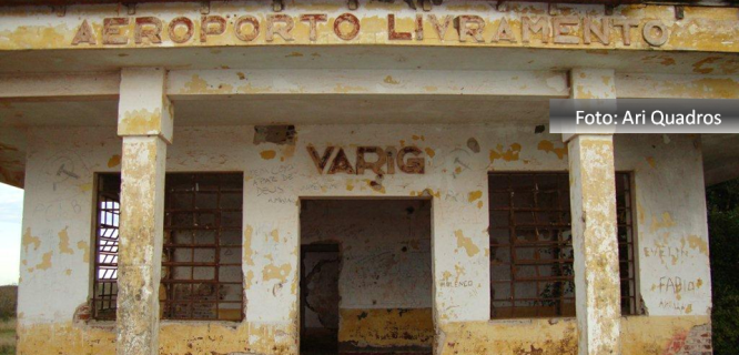 Aeroporto de Livramento em estado lamentável - prédio descascado, na frente se lê Varig