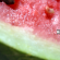 Imagem de um pedaço de melancia onde aparece a casca e a polpa