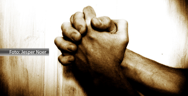 Mãos postas em sinal de oração