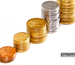 Pilhas de moedas brasileiras de diversos valores