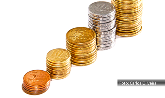 Pilhas de moedas brasileiras de diversos valores