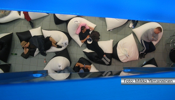 Pessoas dormindo em poltronas especiais em foto aérea