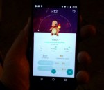 Tela de celular com o jogo Pokémon Go