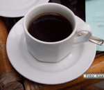 Xícara de café sobre mesa do mercado