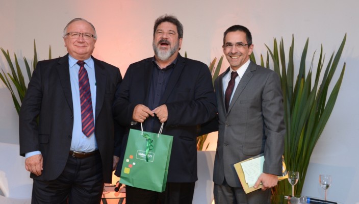 Cortella (ao centro) com os mediadores Alcides Mandelli Stumpf e Jorge Martines (diretor de Gestão Organizacional e Integração da Unimed/RS) 