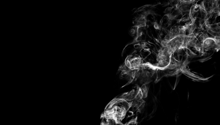 fumo fumante em fundo preto