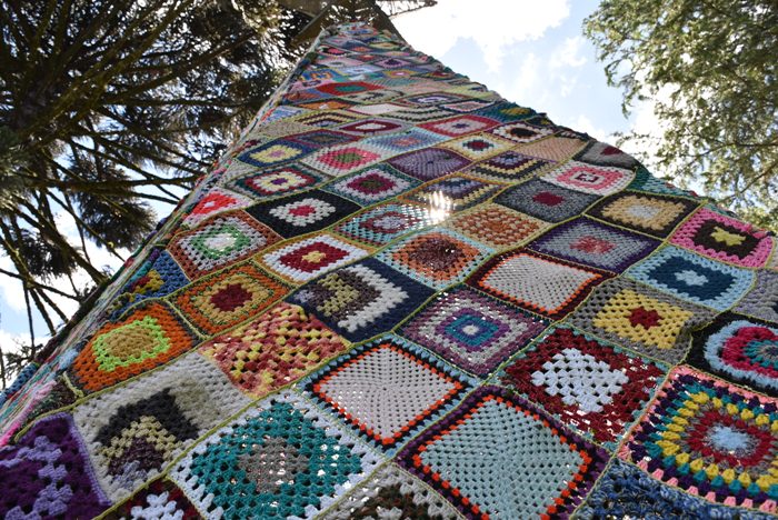 árvore enfeitada por crochê feito por pessoas da terceira idade em Nova Petrópolis