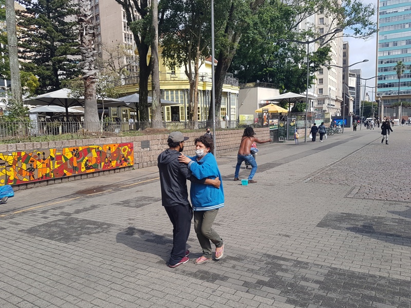 casal dançando na praça em foto de Fernando Albrecht