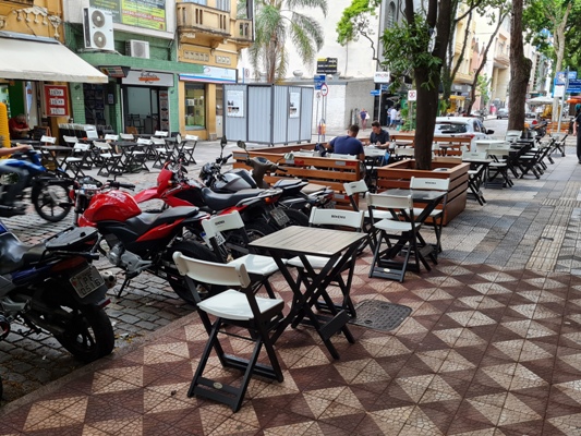 restaurante vazio no centro de porto alegre em foto de Fernando Albrecht